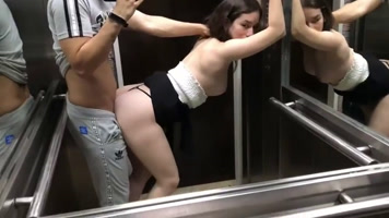 Follando puta en el elevador