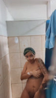 Dominicana tetona se graba duchandose