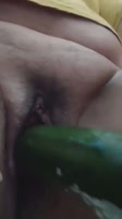 Madura masturbandose con un enorme pepino