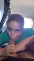 Mi novia chupando mi verga en el avion