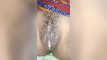 Jovencita mostrando su coño peludo