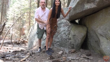 Adolescente cogiendo con su abuelo en el bosque