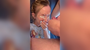 Facial en la cara de mi hermosa sobrina