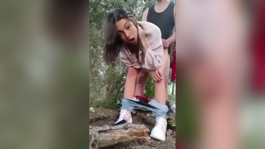 Follandome a mi prima caliente en el bosque