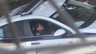 Policia caliente masturbada por su compañero