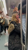 Rubia chupando mi polla en el metro